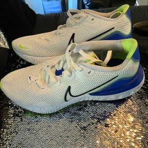 Men’s Nike Renews size 8